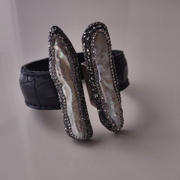 VINTAGE .925 STERLING SILVER LEATHER BAND PEARL CUFF BRACELET - Picture 9 of 14